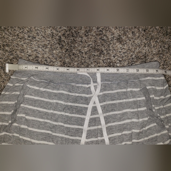 DKNY| Super Soft Striped Shorts - Picture 2 of 6